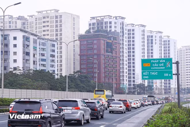 Dòng phương tiện di chuyển chậm tại khu vực điểm cuối cao tốc Pháp Vân-Cầu Giẽ. (Ảnh: Hoài Nam/Vietnam+)