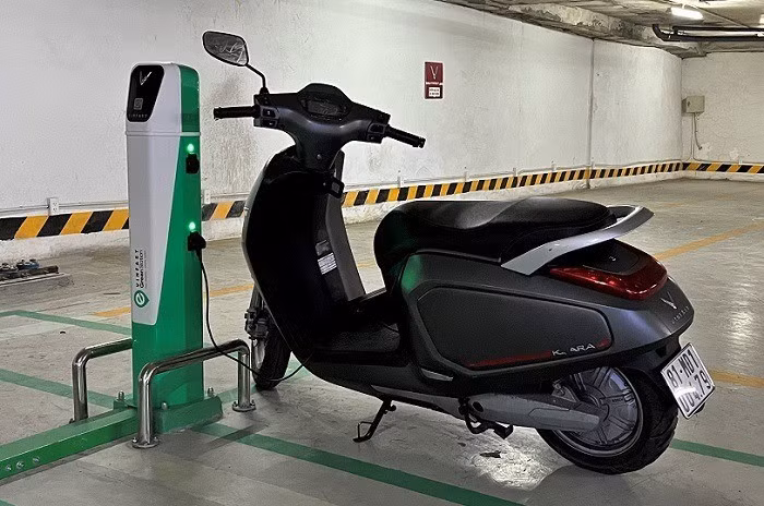 Thói quen sạc pin vô tội vạ của người dùng, đặc biệt là việc cắm sạc ngay lập tức khi vừa kết thúc một hành trình dài.