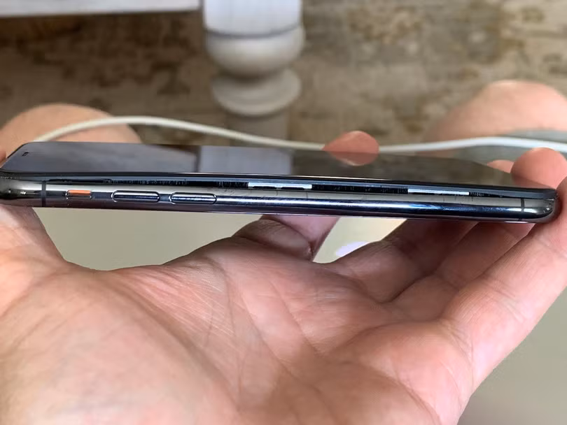 Pin lithium-ion phồng là nguy cơ cháy nổ nghiêm trọng, có thể nhìn thấy qua màn hình hoặc nắp lưng bị đẩy lồi lên. Đây là trường hợp cần mang đến trung tâm bảo hành ngay lập tức. Ảnh: MacRumor.