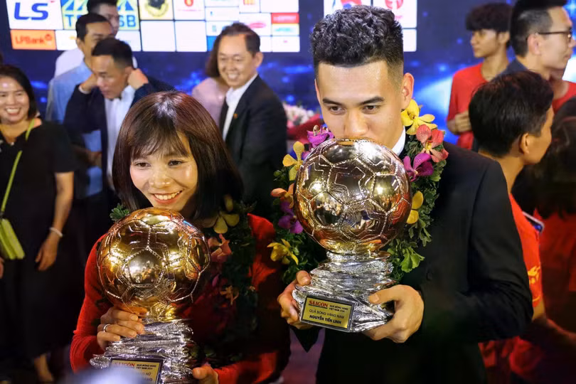Tiến Linh và Nguyễn Thị Trang ăn mừng danh hiệu Quả bóng vàng nam và nữ 2024. Ảnh: Phương Quân.