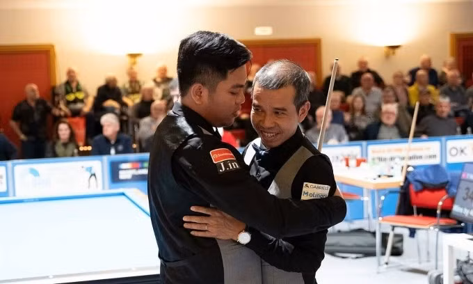 Thanh Tự (trái) ôm Quyết Chiến tại giải carom 3 băng đồng đội thế giới ở Viersen, Đức ngày 1/3/2026. Ảnh: UMB