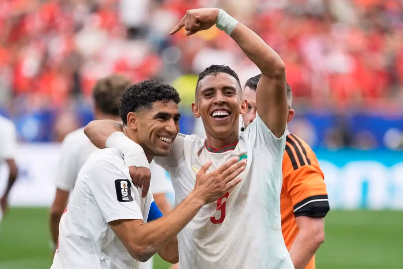 Soufiane Rahimi (phải) mừng bàn ấn định chiến thắng 3-0 cùng Achraf Hakimi trong trận Morocco thắng Canada ở vòng 1/8 World Cup 2026 trên sân Houston, bang Texas, Mỹ ngày 4/7. Ảnh: AP