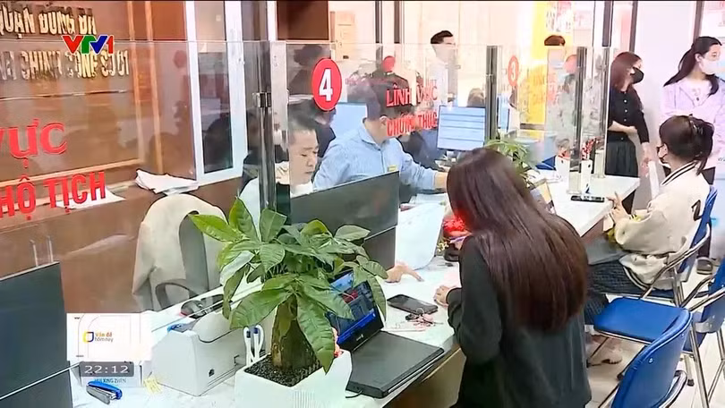 Người dân được khuyến khích sử dụng hệ thống dịch vụ công trực tuyến và trung tâm hành chính công một cửa hiện đại tại các tỉnh, thành phố để giảm thiểu thời gian, chi phí và tiếp cận thủ tục nhanh chóng hơn