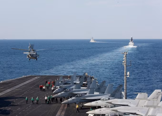 Trực thăng MH-60S cất cánh từ tàu sân bay USS Abraham Lincoln khi tàu di chuyển qua eo biển Hormuz tháng 11/2019. Ảnh: AFP