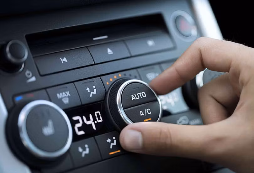 Việc tắt điều hòa trước khi tắt máy sẽ giúp giảm tải cho hệ thống điện lúc đề nổ, khởi động xe dễ dàng hơn