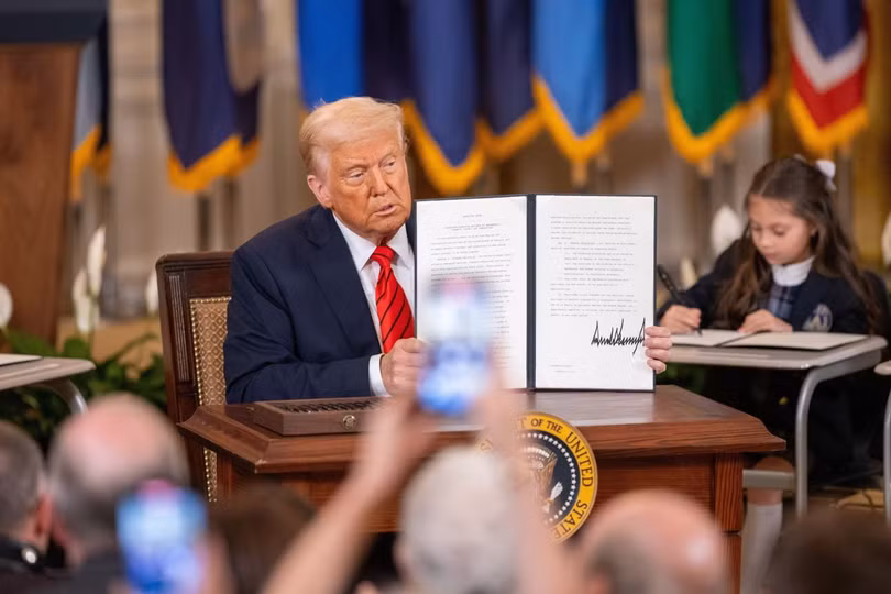 Tổng thống Mỹ Donald Trump ký một sắc lệnh hành pháp tại Nhà Trắng, Washington, D.C. Ảnh: THX/TTXVN