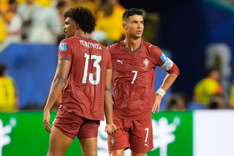 Cristiano Ronaldo (phải) và Renato Veiga sau trận Bồ Đào Nha hòa Colombia ở bảng K World Cup 2026 trên sân Miami Gardens, bang Florida, Mỹ ngày 27/6. Ảnh: AP
