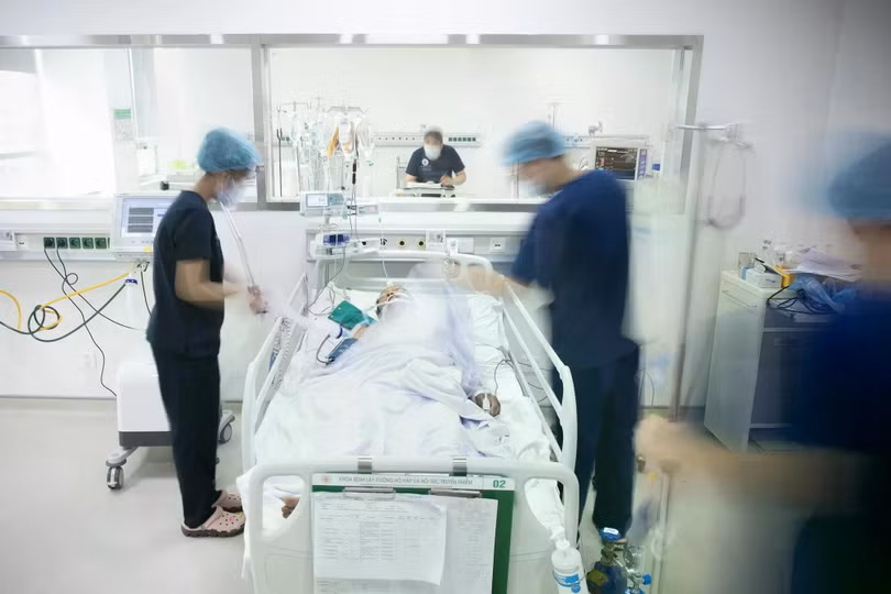 Sau 6 năm đại học, bác sĩ trẻ tiếp tục trải qua 3 năm đào tạo nội trú với cường độ cao. Ảnh: Việt Linh.