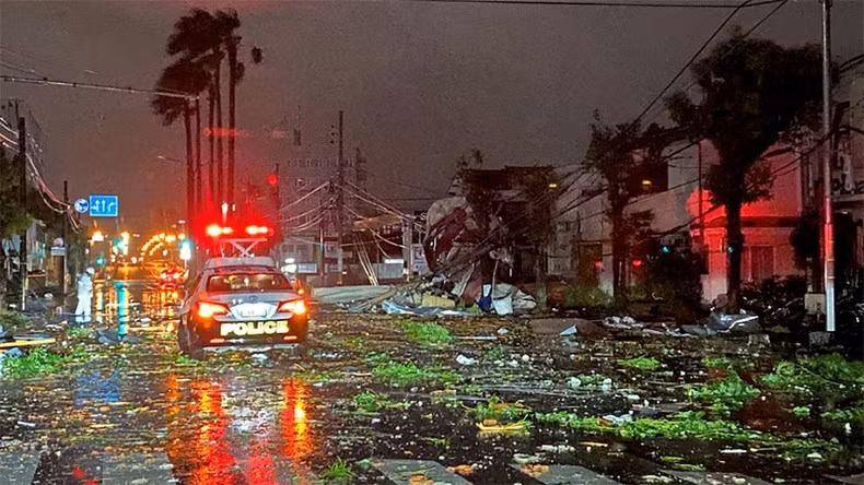 Thành phố Miyazaki sau khi bão Shanshan quét qua. (Ảnh: Reuters)