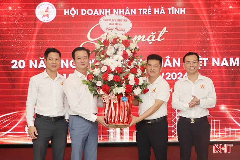 Phó Chủ tịch UBND tỉnh Trần Báu Hà tặng hoa chúc mừng Hội Doanh nhân trẻ Hà Tĩnh.