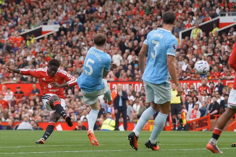 Kobbie Mainoo sút bóng trong trận Man Utd gặp Man City tại Ngoại hạng Anh ở Old Trafford, Manchester, Anh, ngày 13/9/2026. Ảnh: AP