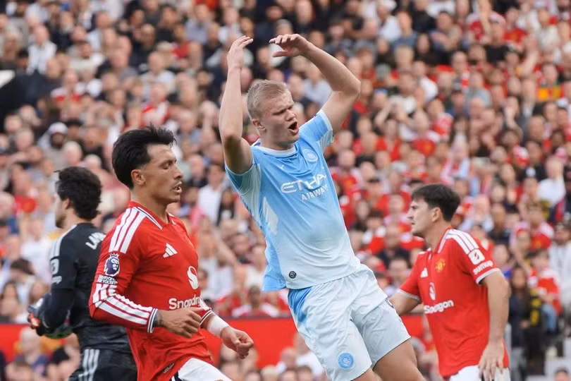Erling Haaland phản ứng trong trận Man Utd gặp Man City tại Ngoại hạng Anh ở Old Trafford, Manchester, Anh, ngày 13/9/2026. Ảnh: AP
