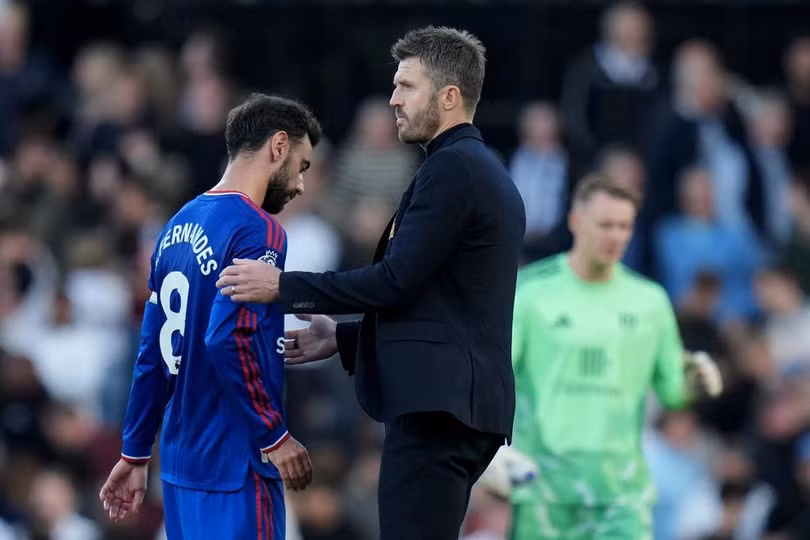 HLV Michael Carrick (phải) trao đổi với Bruno Fernandes sau trận gặp Fulham tại Ngoại hạng Anh trên sân Craven Cottage, London, Anh, ngày 20/9/2026. Ảnh: AP