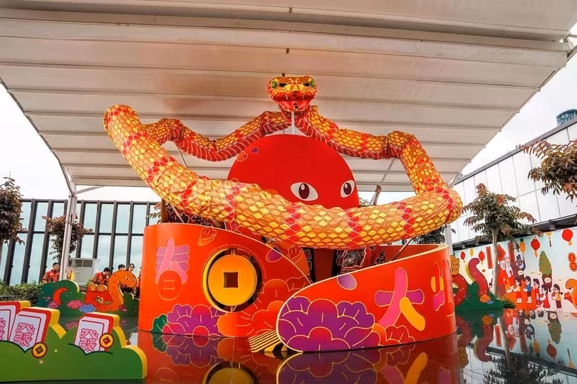 Du khách khi đến Trung tâm Văn hóa Trung Hoa Singapore ở Singapore có thể chiêm ngưỡng màn múa rắn LED khổng lồ để chào đón năm mới. Ảnh: Singapore Chinese Cultural Centre.