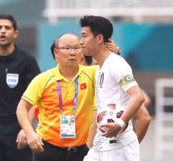 HLV Park Hang-seo (trái) và Son Heung-min (phải) trong trận Olympic Việt Nam thua Olympic Hàn Quốc 1-3 tại bán kết bóng đá nam ASIAD 2018, tại sân Pakansari, Indonesia ngày 29/8/2018. Ảnh: Seosomun