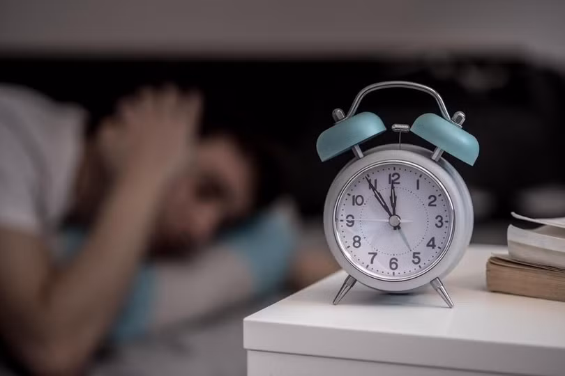 Thiếu ngủ kéo dài có thể khiến mắt khô, đỏ, kích ứng. Ảnh được tạo bởi AI