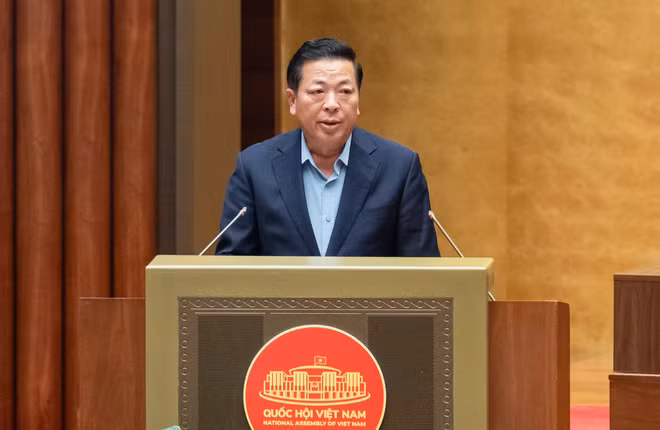 Bộ trưởng Bộ Xây dựng Trần Hồng Minh, thừa ủy quyền của Thủ tướng Chính phủ trình bày Tờ trình về một số cơ chế, chính sách đặc thù, đặc biệt áp dụng cho dự án đường sắt tốc độ cao trên trục Bắc-Nam. (Ảnh: Báo ĐBND)