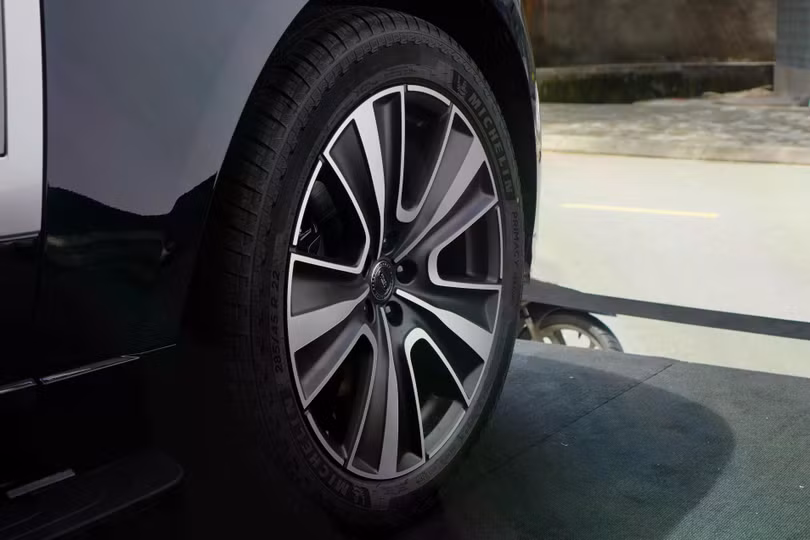 Lốp xe nếu mềm sẽ ảnh hưởng đến lực cản lăn, khiến động cơ cần "làm việc" nhiều hơn, tốn nhiên liệu hơn. Ảnh: Đan Thanh.