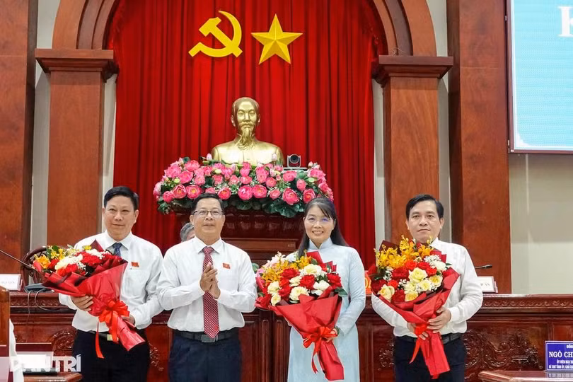 Ông Trần Thanh Nguyên, Phó Chủ tịch HĐND tỉnh Đồng Tháp, tặng hoa chúc mừng ông Ngô Huỳnh Quang Thái, Giám đốc Sở Khoa học và Công nghệ và bà Phạm Thị Ngọc Đào, Giám đốc Sở Nội vụ (Ảnh: Bảo Kỳ).