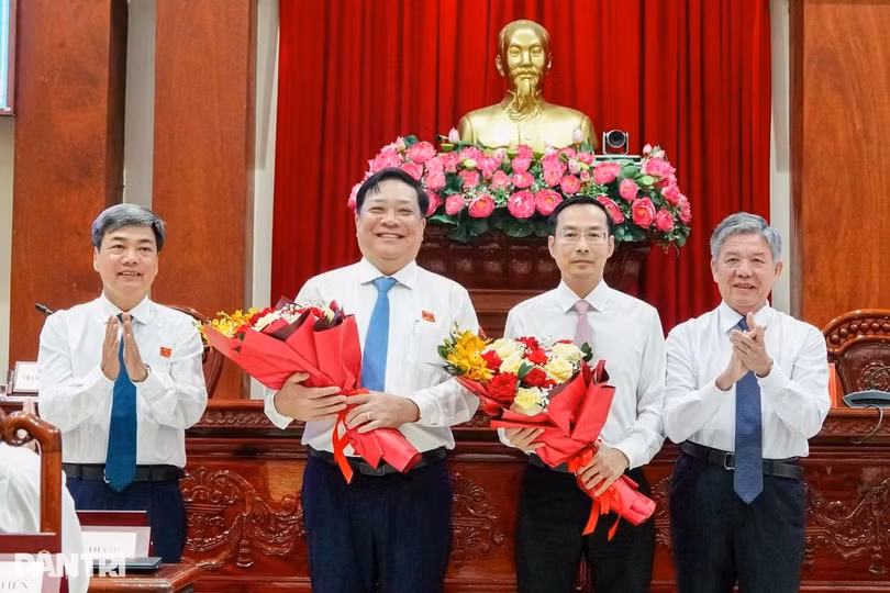 Bí thư Tỉnh ủy Ngô Chí Cường tặng hoa chúc mừng ông Phạm Thành Ngại và ông Nguyễn Thanh Nhàn (Ảnh: Bảo Kỳ).