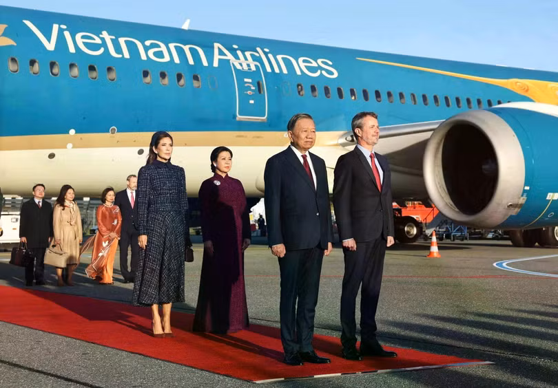 Lễ đón Tổng Bí thư, Chủ tịch nước Tô Lâm và phu nhân Ngô Phương Ly được tổ chức trọng thể theo nghi thức cấp nhà nước tại sân bay quốc tế Copenhagen dưới sự chủ trì của Nhà vua Đan Mạch Frederik X và Hoàng hậu Mary ẢNH: TTXVN