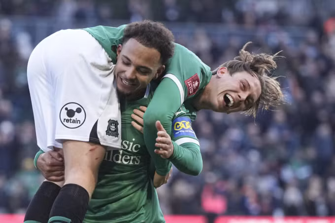 Matthew Sorinola bế Callum Wright ăn mừng sau trận Plymouth Argyle thắng Liverpool 1-0 ở vòng bốn Cup FA ngày 9/2. Ảnh: AP