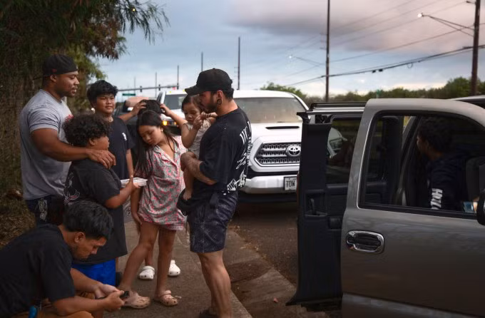 Người dân sơ tán sau cảnh báo sóng thần tại Kapolei, Oahu, Hawaii. Ảnh: AP