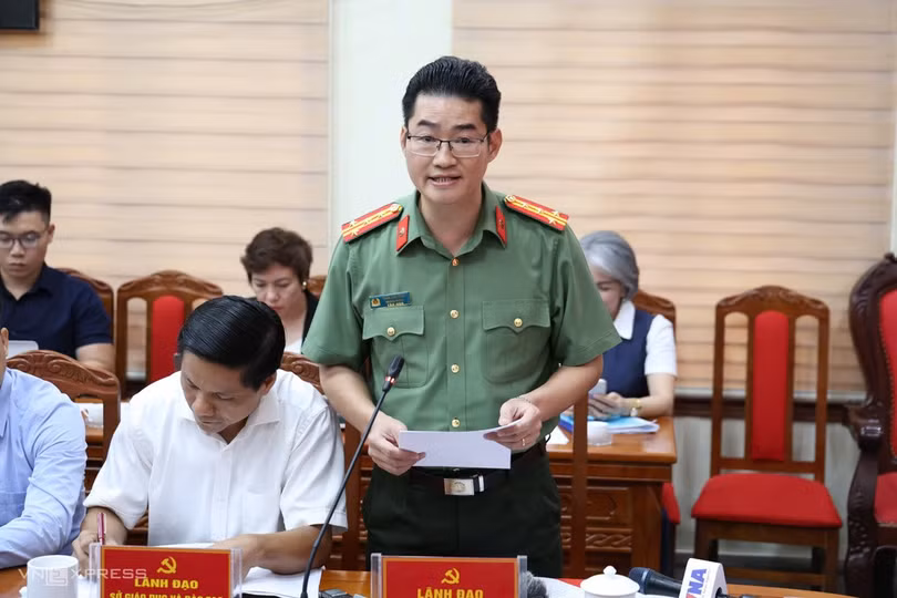 Đại tá Trần Anh Tuấn, Trưởng phòng Tham mưu công an tỉnh Tuyên Quang, tại họp báo chiều 9/7. Ảnh: Phạm Dự