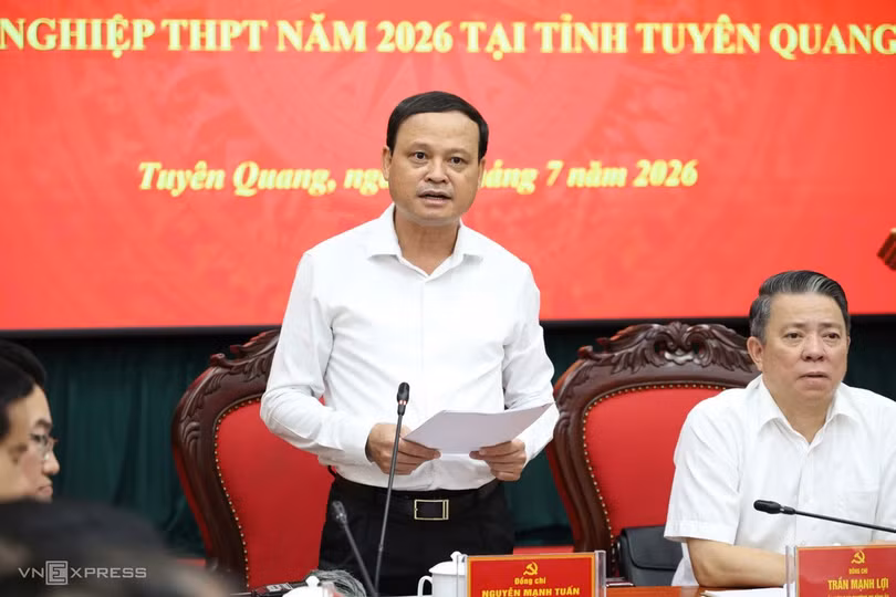 Ông Nguyễn Mạnh Tuấn, Phó chủ tịch thường trực UBND tỉnh Tuyên Quang trả lời tại họp báo. Ảnh: Thanh Hằng