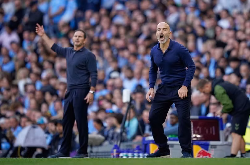 HLV Enzo Maresca (phải) và Frank Lampard chỉ đạo trong trận. Ảnh: AP