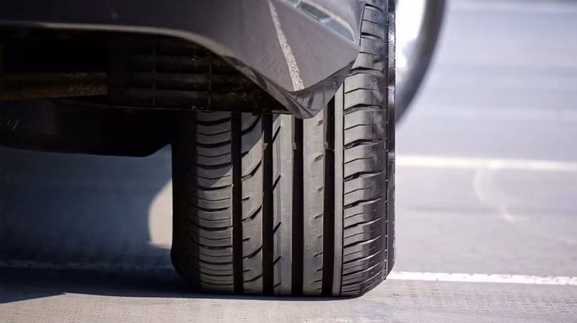 Lốp mùa hè được thiết kế với hợp chất ít đàn hồi để giữ độ bền ở nhiệt độ cao