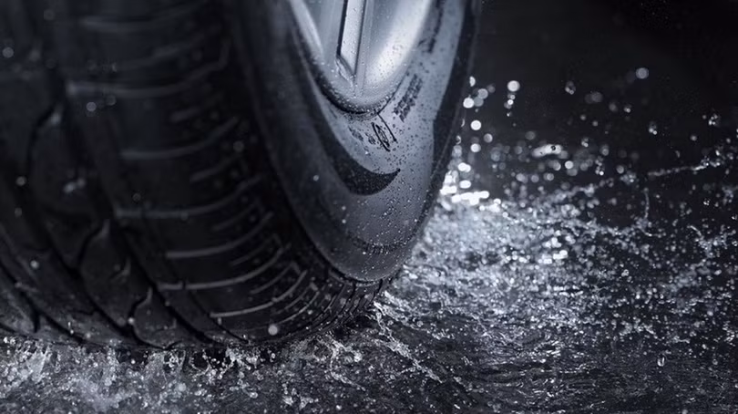 Lốp mùa đông được chế tạo từ hợp chất cao su mềm, giữ độ đàn hồi trong điều kiện nhiệt độ thấp