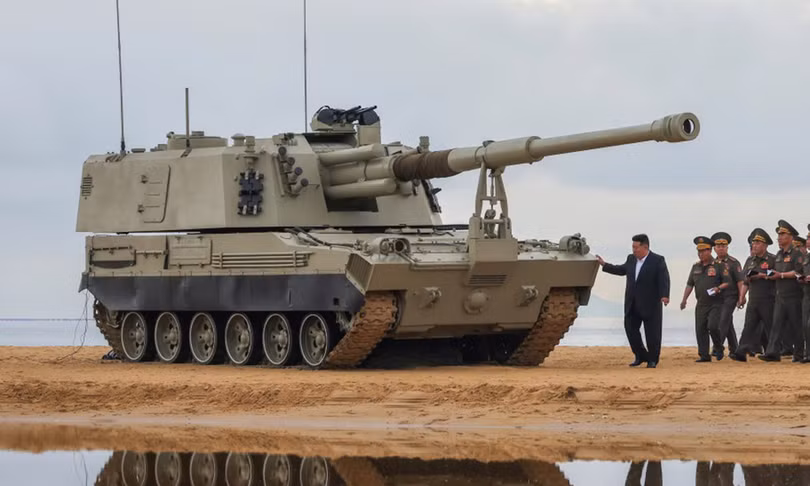 Lãnh đạo Triều Tiên Kim Jong-un kiểm tra pháo tự hành 155 mm hôm 25/6. Ảnh: KCNA