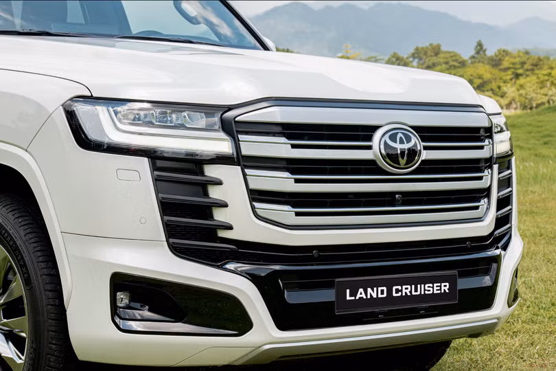 Thiết kế cản trước trên Land Cruiser HEV khác so với bản máy xăng. Ảnh: TMV