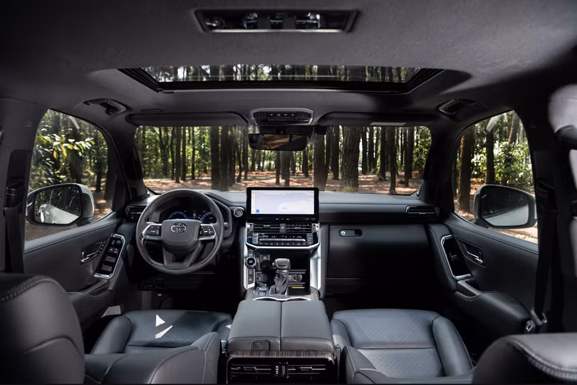 Không gian nội thất Land Cruiser HEV. Ảnh: TMV