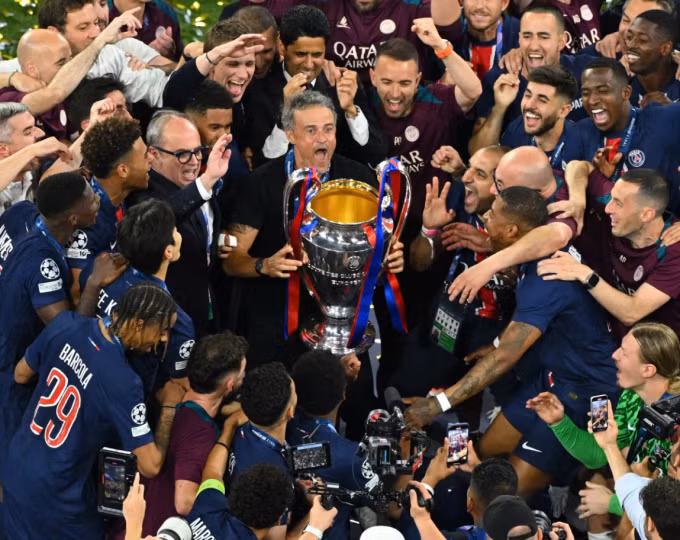 HLV Luis Enrique nâng cup Champions League cho PSG, sau trận chung kết gặp Inter trên sân Allianz, thành phố Munich, Đức tối 31/5/2025. Ảnh: Reuters