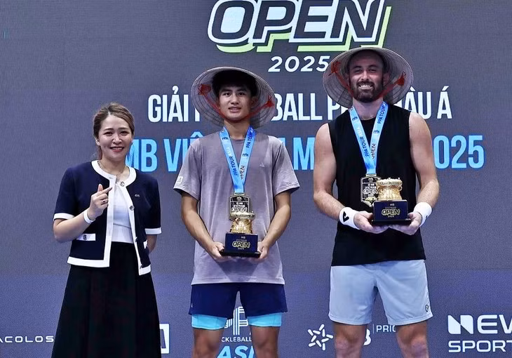 Jonathan Trương (giữa) là ngôi sao triển vọng gốc Việt - Ảnh: PPA ASIA