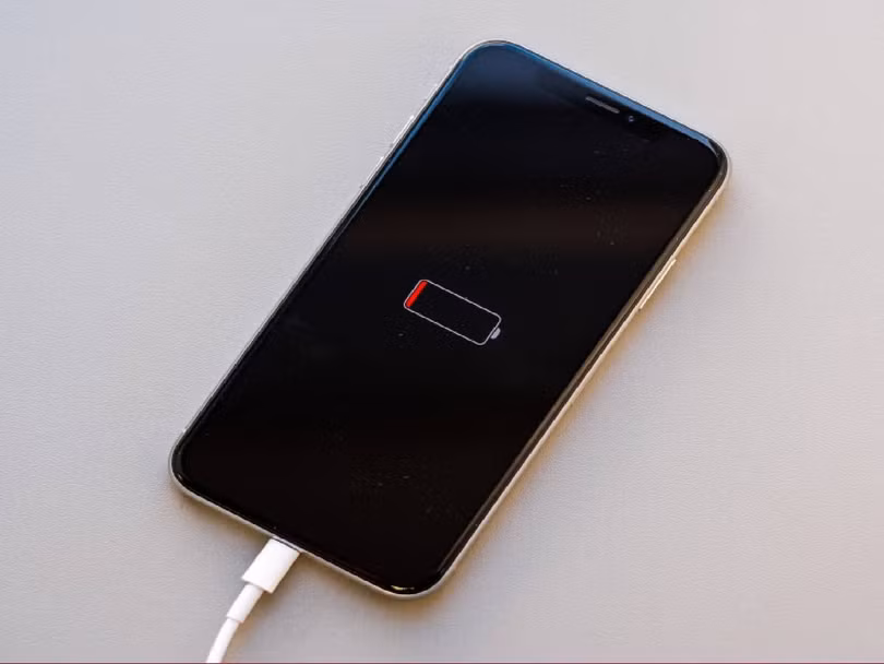 Pin iPhone bị lão hóa khiến điện trở tăng cao, không đủ điện áp cho các tác vụ nặng. Do đó, thiết bị sẽ tự tắt để bảo vệ linh kiện, dù trên màn hình vẫn còn hiển thị phần trăm pin. Ảnh: Tom's Guide.