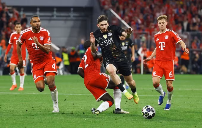 Tiền đạo cánh PSG Khvicha Kvaratskhelia đi bóng qua hàng thủ Bayern trong trận lượt về bán kết Champions League trên sân Allianz, Munich, Đức ngày 6/5/2026. Ảnh: Reuters