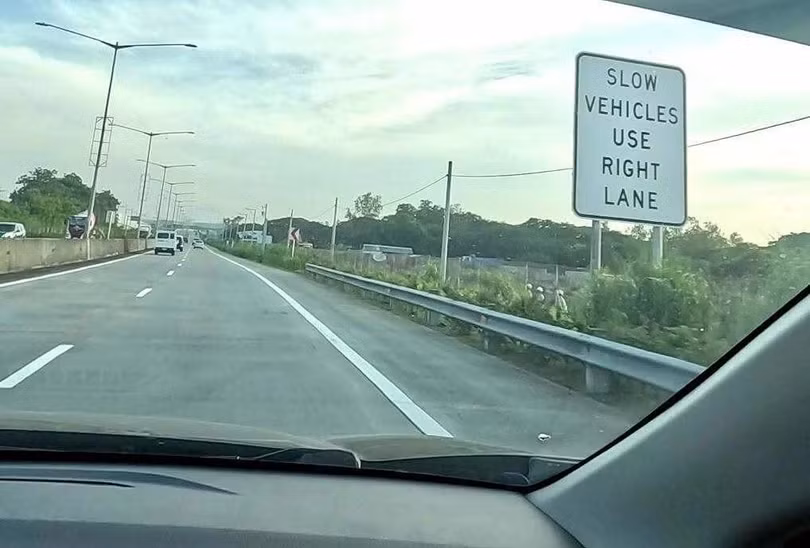 Biển báo phương tiện di chuyển chậm đi làn bên phải tại cao tốc Philippines. Ảnh: Pinc Driving Lesson
