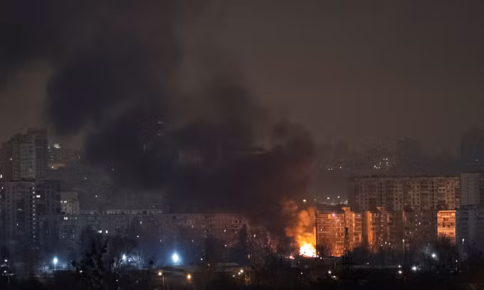 Hỏa hoạn tại Kiev sau cuộc tấn công của Nga hôm 24/1. Ảnh: Reuters