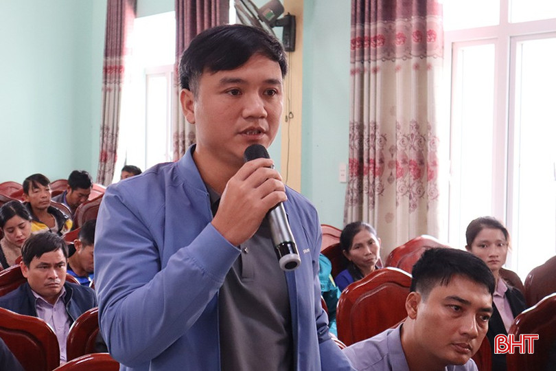 Cử tri Nguyễn Quốc Phong - Chủ tịch Ủy ban MTTQ xã Sơn Kim1 đề nghị tỉnh ra các quyết định thu hồi các dự án không thực hiện đúng tiến độ đã cam kết trên địa bàn. Ảnh Xuân Hoa