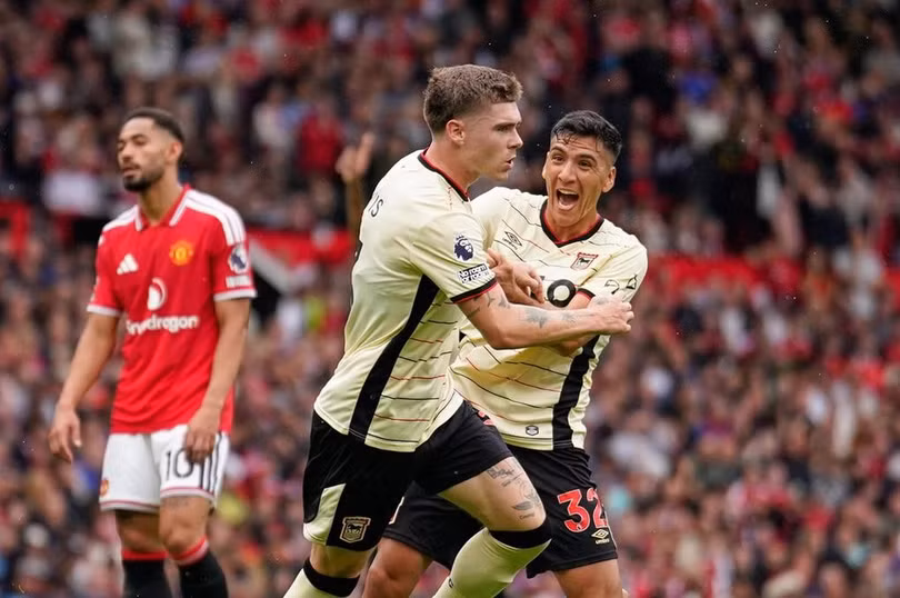 Leif Davis (giữa) ăn mừng cùng Marcelino Nunez (phải) sau khi ghi bàn mở tỷ số cho Ipswich Town trong trận gặp Man Utd tại Ngoại hạng Anh ở Old Trafford, Manchester, Anh, ngày 30/8/2026. Ảnh: AP