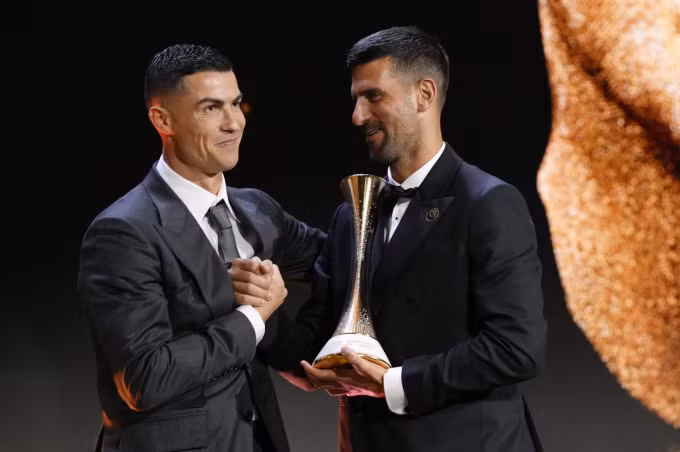 Cristiano Ronaldo (trái) bắt tay Novak Djokovic trên sân khấu.