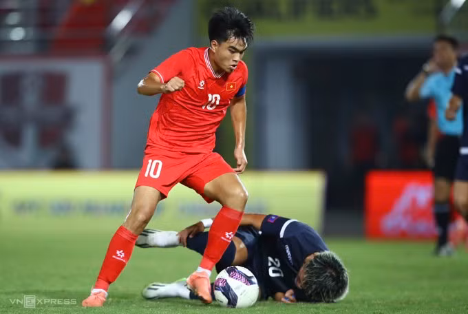Công Phương ghi bàn trận thứ hai liên tiếp, khi Việt Nam hạ Guam 3-0 trên sân Lạch Tray ngày 25/9.
