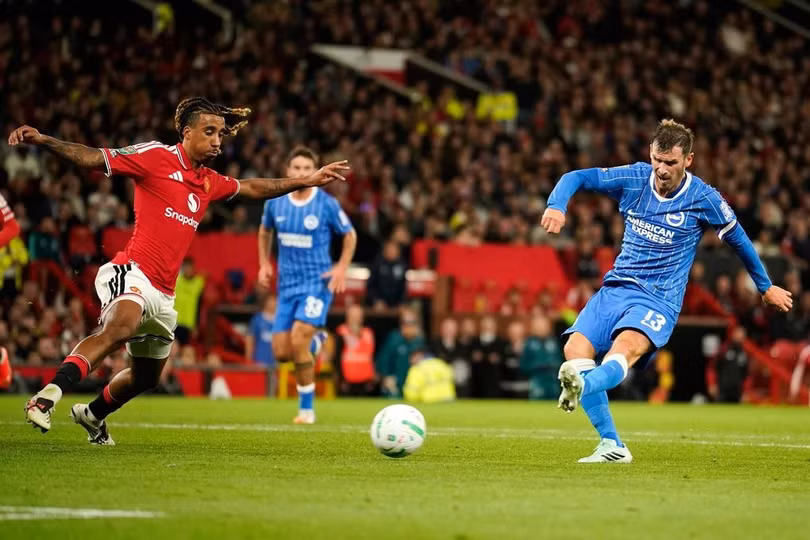 Pascal Gross ghi bàn thứ hai cho Brighton trong trận gặp Man Utd ở vòng ba Cup Liên đoàn Anh tại Old Trafford, Manchester, Anh, ngày 16/9/2026. Ảnh: AP