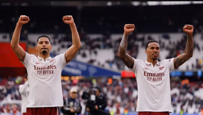 William Saliba (trái) và Gabriel Magalhaes ăn mừng sau trận Arsenal thắng West Ham 1-0 ở vòng 37 Ngoại hạng Anh trên sân vận động London, Anh ngày 10/5/2026. Ảnh: Reuters