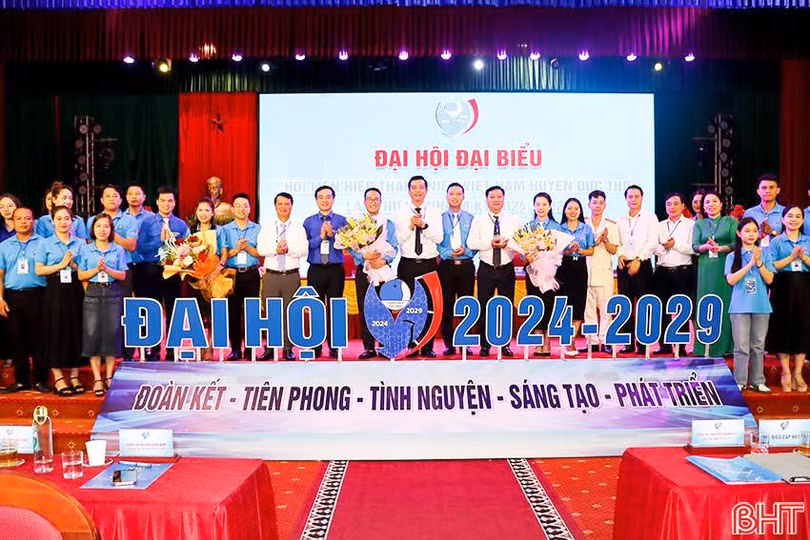 Hội LHTN huyện Đức Thọ khóa VI ra mắt, nhận nhiệm vụ mới và nhận hoa chúc mừng của Hội LHTN tỉnh, lãnh đạo huyện Đức Thọ.