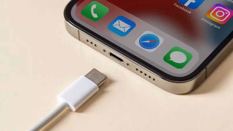 Sạc pin mất quá nhiều thời gian là dấu hiệu cảnh báo các vấn đề về pin. iPhone 17 Pro đạt 50% chỉ sau 20 phút sạc với củ 40 W. Nếu máy sạc cả giờ mà không đầy dù cáp và cổng sạc vẫn tốt, người dùng cần thay pin để thiết bị hoạt động ổn định. Ảnh: PCMag.