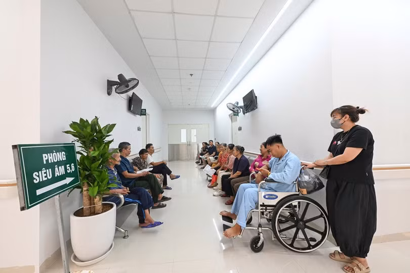 Các bệnh nhân chờ siêu âm. Ảnh: Giang Huy